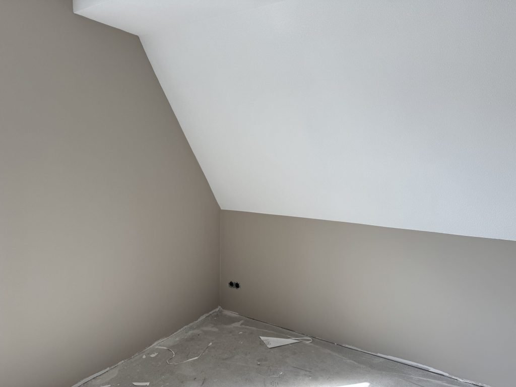 Zolderkamer in een nieuwbouwwoning met een afgewerkt schuin plafond